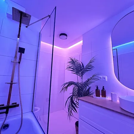 Апартаменты Ambient Lounge With Sundeck And Free Parking