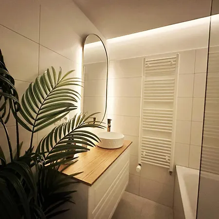 Ambient Lounge With Sundeck And Free Parking *