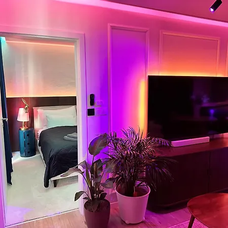 Апартаменты Ambient Lounge With Sundeck And Free Parking *