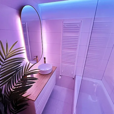 Ambient Lounge With Sundeck And Free Parking דירה ברטיסלאבה
