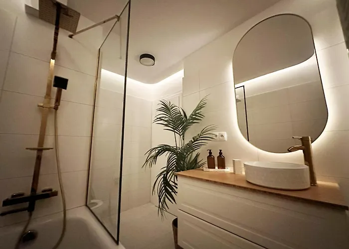 Ambient Lounge With Sundeck And Free Parking Apartman *