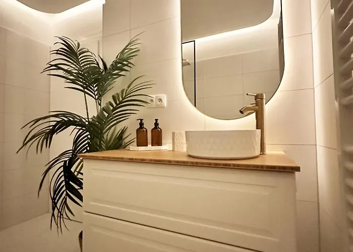 Ambient Lounge With Sundeck And Free Parking Appartement *