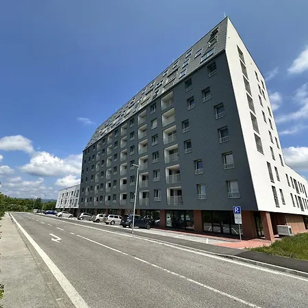 شقة Ambient Lounge With Sundeck And Free Parking براتسيلافا