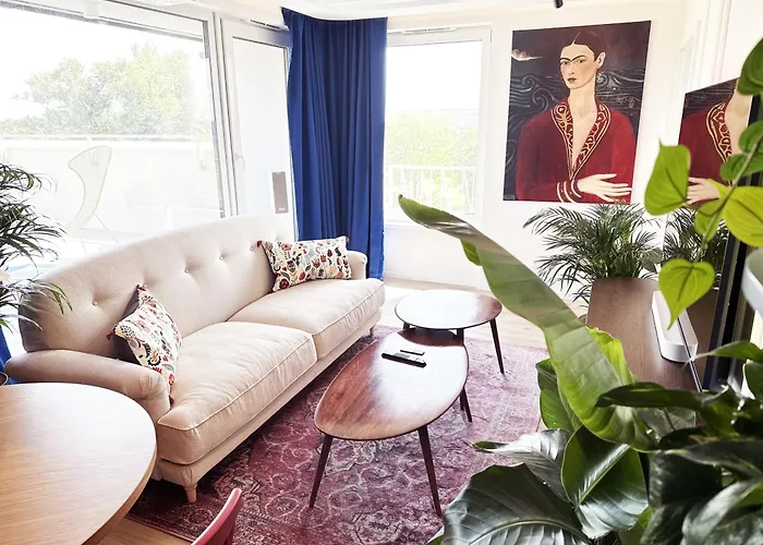 Ambient Lounge With Sundeck And Free Parking