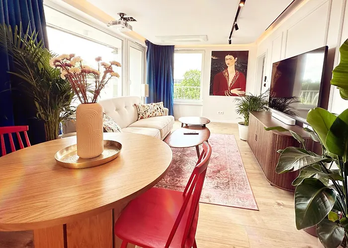 Ambient Lounge With Sundeck And Free Parking شقة براتسيلافا