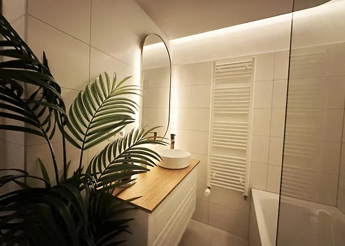 Ambient Lounge With Sundeck And Free Parking *